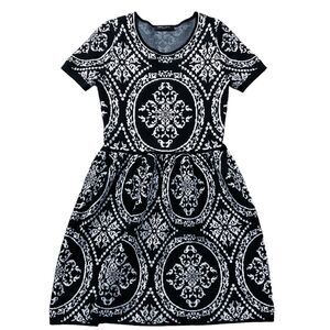 Romeo and Juliet Womens Dress sz M Black White Pullover Fit Flare Stretch Knit